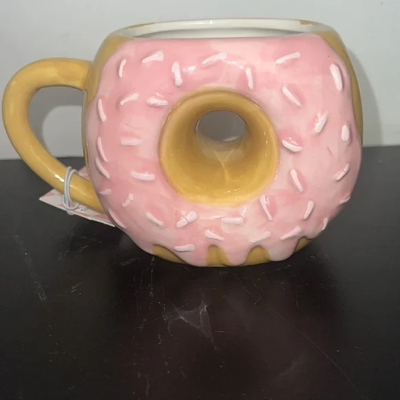 DONUT SHAPED COFFEE CUP 🍩 - Picture 2 of 3